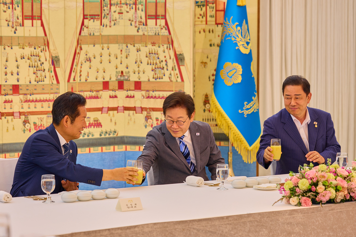 이재명 대통령이 20일 서울 한남동 관저에서 더불어민주당 정청래 대표, 김병기 원내대표 등 지도부와 만찬을 하고 있다. 연합뉴스