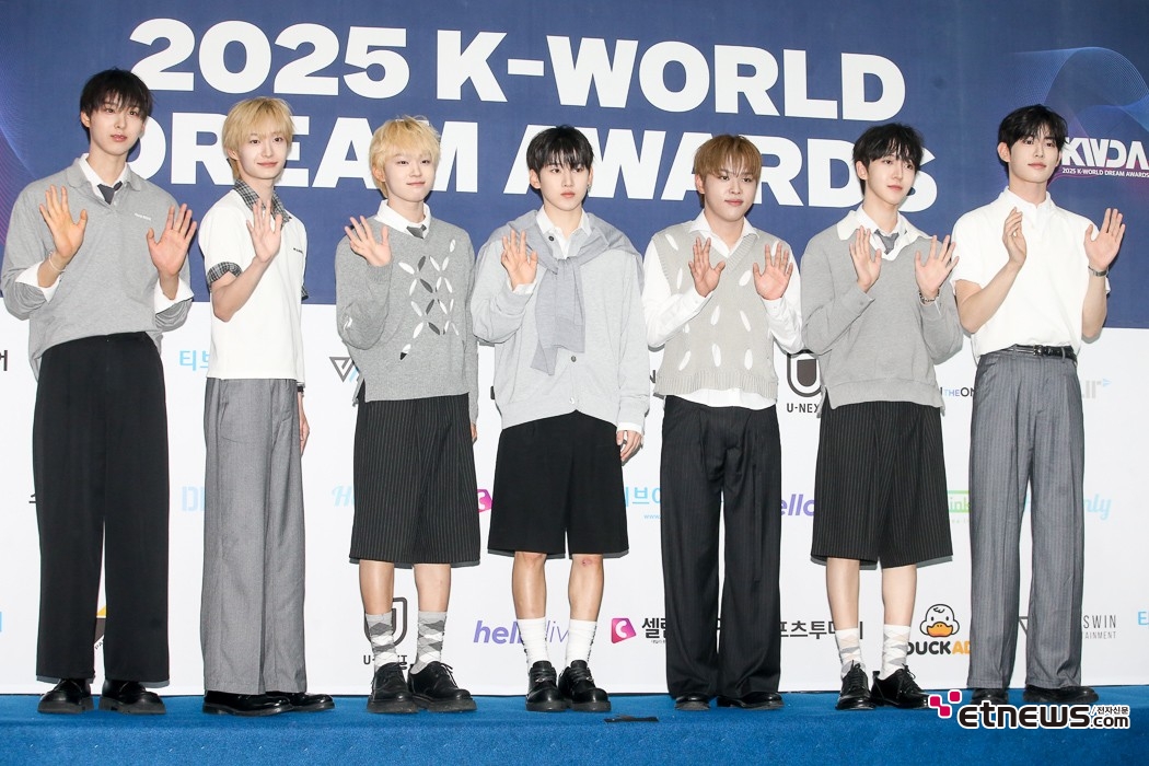 킥플립, 청량함 폭발! '2025 K-WORLD DREAM AWARDS' 블루카펫서 남친미 뿜뿜