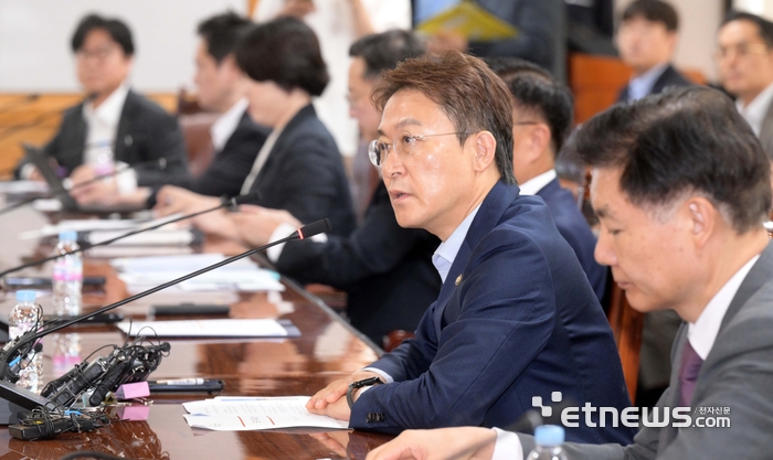 금융위 “석유화학 사업재편 계획 확정 전까지 대출 회수 자제”