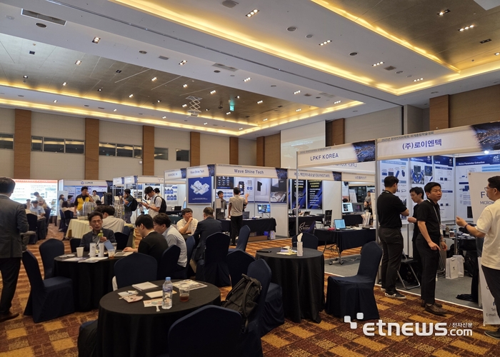 알펜시아 리조트 전시장에 마련된 전자파학회 하계종합학술대회 전시부스