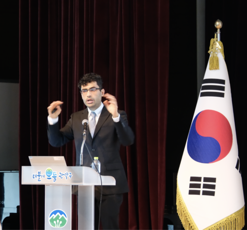 Alhassan Yasin 존스홉킨스대학 교수가 “왜 스마트 시티는 아직도 진행 중인가?” 주제발표를 하고 있다.