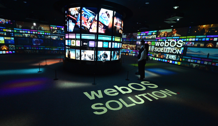 비전홀에서 투명 OLED를 활용한 조형물로 LG전자의 비전과 바다, 은하수, 스테인드글라스 등 미디어 아트를 선보인다.