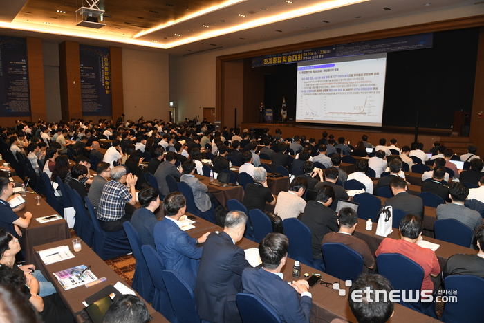 21일 강원도 평창 알펜시아리조트에서 열린 한국전자파학회 하계종합학술대회에서 참석자들이 기조강연을 듣고 있다.