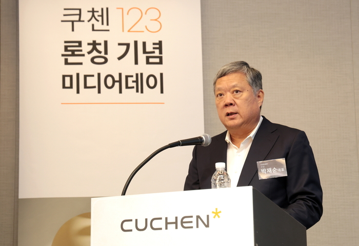 박재순 쿠첸 대표가 21일 서울 삼성동에 위치한 파르나스 호텔에서 신제품 '123 밥솥'을 설명하고 있다.