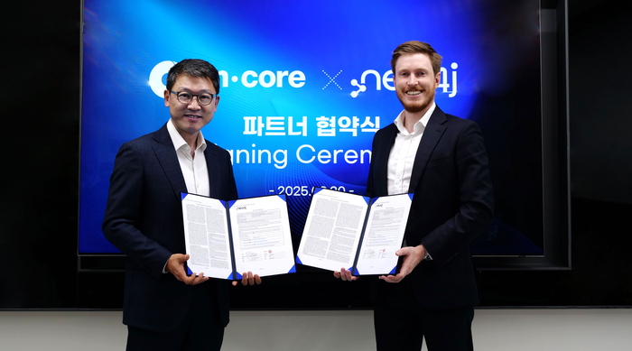 명재호 엔코아 대표(왼쪽)와 잰더 스마트 네오포제이 아시아 총괄 책임이 파트너 협약식 후 기념촬영했다. 엔코아 제공