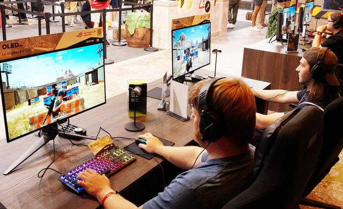 20~24일(현지 시간) 독일 쾰른에서 열리는 세계 최대 게임 쇼 '게임스컴 2025'에 방문한 관람객들이 LG디스플레이 게이밍 OLED를 체험하고 있다. 〈사진 LG디스플레이 제공〉