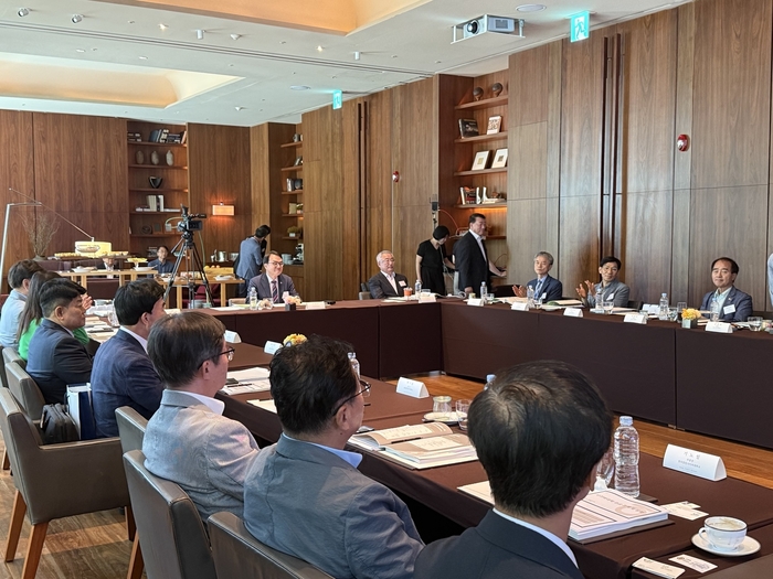 한국원격대학협의회가 21일 부산 파크하얏트에서 개최한 총장세미나에서 참석자들이 인사를 나누고 있다. (사진=이지희 기자)