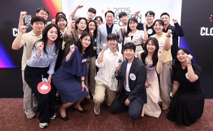 최태원 SK그룹 회장이 지난 20일 SK서린사옥에서 열린 '이천포럼 2025'에 참여한 구성원들과 기념사진을 촬영하고 있다. SK