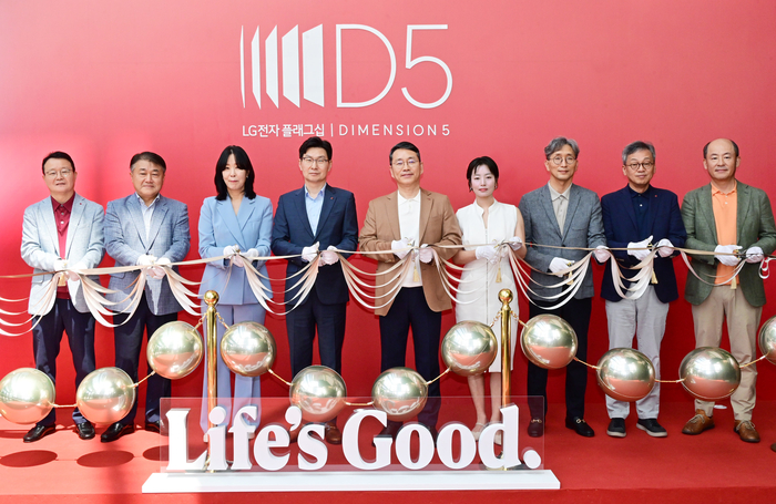 LG전자 조주완 CEO(가운데), 한국영업본부장 김영락 사장(왼쪽에서 네 번째)을 비롯한 주요 관계자들이 참석한 가운데 21일 'LG전자 플래그십 D5'가 문을 열었다.