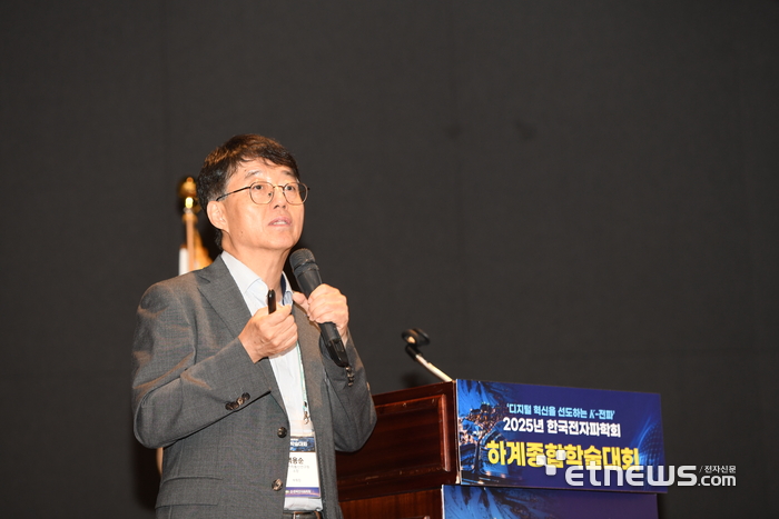 백용순 ETRI 입체통신연구소장이 '경계없는 연결을 위하여, 6G 위성통신'을 주제로 기조강연을 하고 있다.