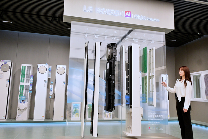 LG전자 플래그십 D의 휘센 존 전경. 에어컨 내부 구조를 분해해 공기 흐름과 정화 과정을 시각적으로 보여준다.