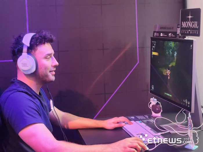 삼성전자 무안경 3D 모니터로 '몬길: 스타다이브'를 체험하는 해외 인플루언서