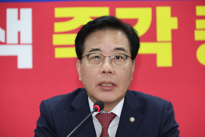 발언하는 송언석 비상대책위원장
(서울=연합뉴스) 박동주 기자 = 국민의힘 송언석 비상대책위원장 겸 원내대표가 21일 서울 여의도 중앙당사에서 열린 비상대책위원회의에서 발언하고 있다. 2025.8.21
pdj6635@yna.co.kr
(끝)