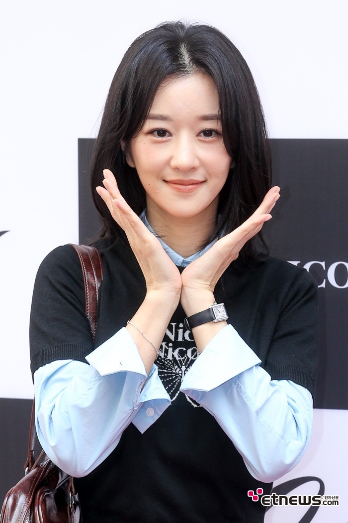 [ET포토] 서예지, '손바닥 길이와 같은 얼굴 사이즈'