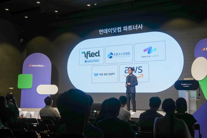21일 개최된 '먼데이닷컴 이볼브 서밋 한국'에 먼데이닷컴 관계자가 국내 주요 파트너사를 소개하고 있다. 오픈소스컨설팅 제공