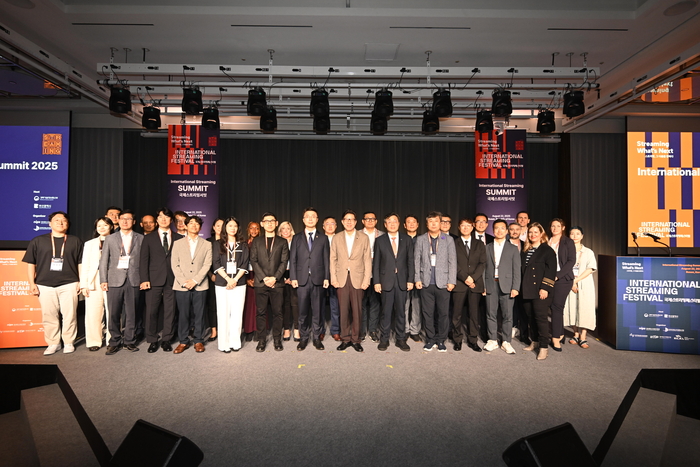 2025 국제스트리밍페스티벌 참석자들이 기념사진을 촬영하고 있다.