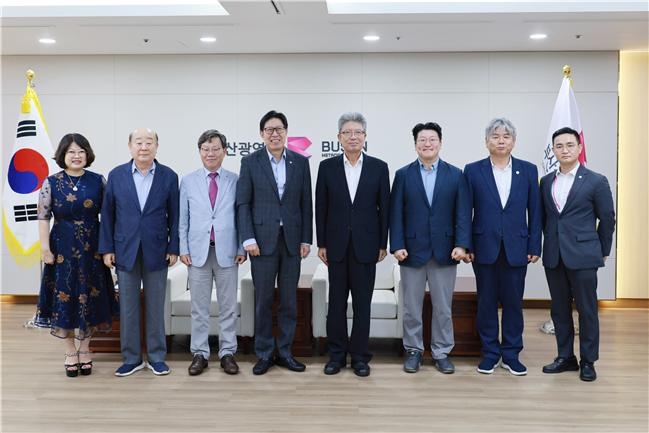 부산 과학기술 협단체 대표와 박형준 부산시장 간담회(왼쪽부터 오현주 대한여성과학기술인회 부울경지부장, 강신원 부울과총 명예회장, 진성호 부울과총 회장, 박 시장, 박태주 부울과총 명예회장, 왕제필 바른과학기술사회실현을위한국민연합 동남권본부대표, 김영부 BISTEP 원장, 황준우 부산시 연구개발과장) 부산시 제공