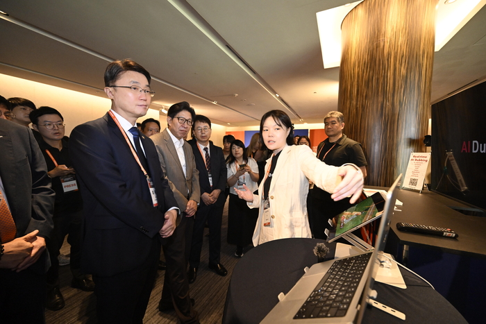 류제명 과학기술정보통신부 2차관이 22일 오전 부산 파라다이스호텔에서 열린 '2025 국제 스트리밍 페스티벌' 행사장에서 미디어 AI 기술을 참관하는 모습