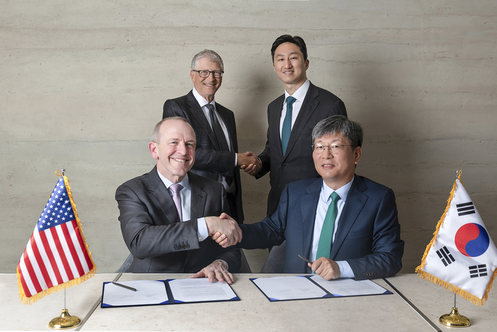 지난 3월 HD현대가 테라파워와 '나트륨 원자로의 상업화를 위한 제조 공급망 확장 전략적 협약'을 체결 모습. 오른쪽부터 HD현대중공업 원광식 해양에너지사업본부장, HD현대 정기선 수석부회장, 테라파워 빌 게이츠 창업자, 크리스 르베크 최고경영자. HD현대