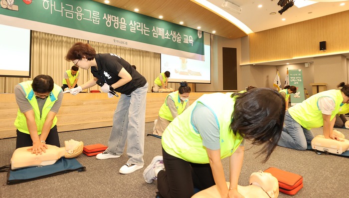 지난 21일 하나금융그룹 명동사옥에서 그룹 임직원을 대상으로 실시한 '골든타임 4분, 생명을 지키는 심폐소생술' 교육에 참석한 하나금융그룹 임직원들이 심폐소생술(CPR) 실습을 하고 있다.