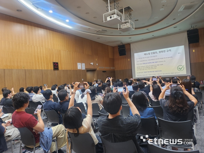 서울시는 지난 21일 서소문청사에서 '나만의 AI행정서포터 만들기' 교육을 열고 본청과 사업소, 자치구 직원 120여 명을 대상으로 GPTs 활용법을 전수했다.