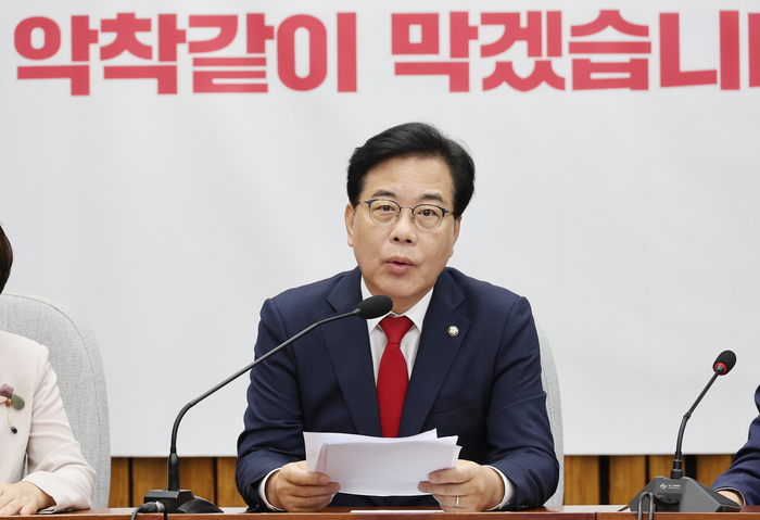 발언하는 송언석 비상대책위원장
(서울=연합뉴스) 박동주 기자 = 국민의힘 송언석 비상대책위원장 겸 원내대표가 22일 국회에서 열린 원내대책회의에서 발언하고 있다. 2025.8.22
pdj6635@yna.co.kr
(끝)