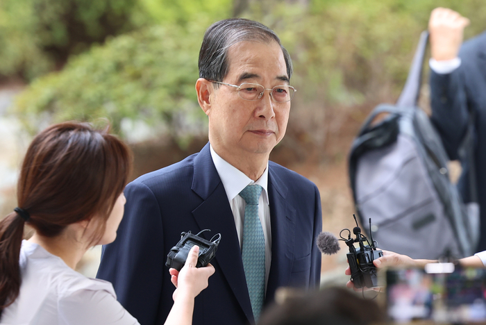 한덕수 전 총리, 특검 출석
     (서울=연합뉴스) 서대연 기자 = 한덕수 전 국무총리가 22일 '12·3 비상계엄' 관련 내란·외환 사건을 수사하는 조은석 특별검사팀 사무실이 마련된 서울 서초구 서울고등검찰청으로 출석하고 있다. 2025.8.22
     dwise@yna.co.kr
 (끝)