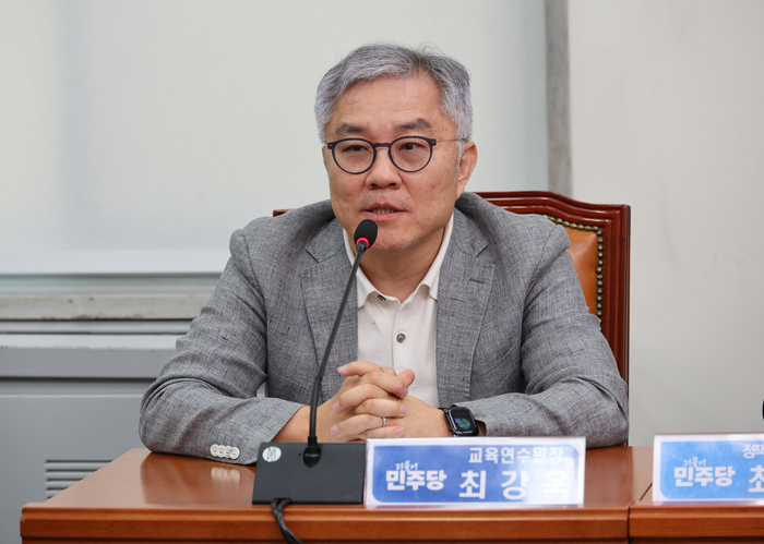 더불어민주당 최강욱 교육연수원장이 22일 국회에서 열린 최고위원회의에 참석해 발언하고 있다. 연합뉴스