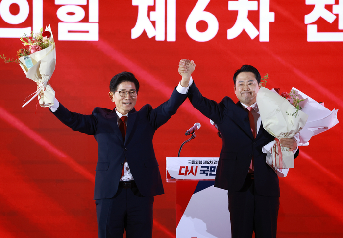 국민의힘 당 대표, 과반득표 실패로 김문수·장동혁으로 결선
     (청주=연합뉴스) 황광모 기자 = 22일 충북 청주시 흥덕구 청주오스코에서 열린 국민의힘 제6차 전당대회에서 결선에 진출한 김문수, 장동혁 당대표 후보가 꽃다발을 받은 뒤 맞잡은 손을 들어 올리고 있다. 2025.8.22 [공동취재]
     hkmpooh@yna.co.kr
 (끝)