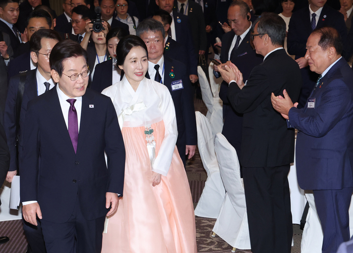 재일동포 간담회 입장하는 이재명 대통령 부부
     (도쿄=연합뉴스) 한상균 기자 = 이재명 대통령과 김혜경 여사가 23일 일본 도쿄의 한 호텔에서 열린 재일동포 오찬 간담회에 입장하고 있다. 2025.8.23
     xyz@yna.co.kr
 (끝)