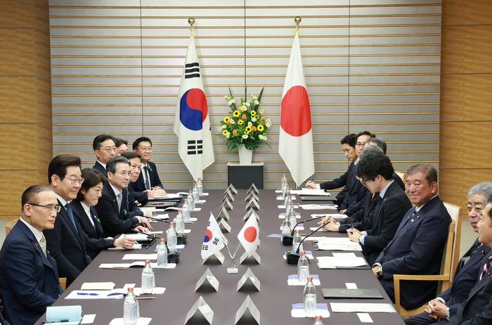 이재명 대통령, 이시바 일본 총리와 한일 확대정상회담
     (도쿄=연합뉴스) 홍해인 기자 = 이재명 대통령과 이시바 시게루 일본 총리가 23일 일본 도쿄 총리 관저에서 한일 확대정상회담을 하고 있다. 2025.8.23
     hihong@yna.co.kr
 (끝)