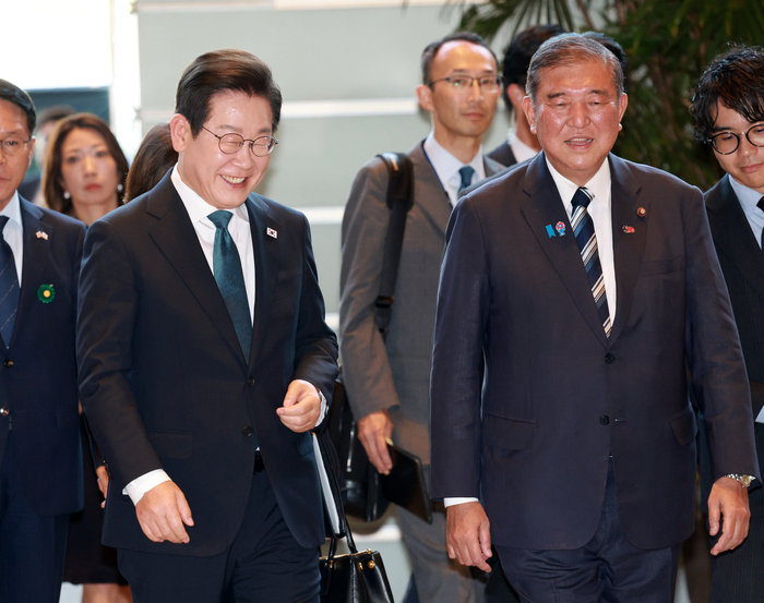 회담장 향하는 이재명 대통령과 이시바 총리     (도쿄=연합뉴스) 홍해인 기자 = 이재명 대통령과 이시바 시게루 일본 총리가 23일 일본 도쿄 총리 관저에서 회담장으로 이동하고 있다. 2025.8.23     hihong@yna.co.kr (끝)