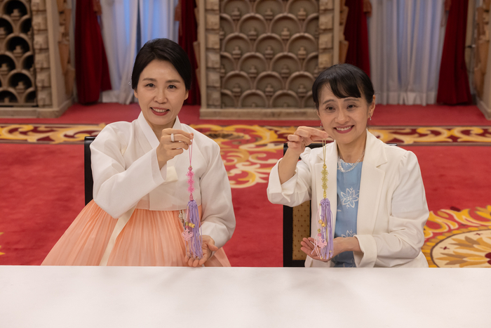 김혜경 여사, 이시바 요시코 여사와 친교 일정     (도쿄=연합뉴스) 홍해인 기자 = 김혜경 여사와 이시바 시게루 일본 총리의 부인 이시바 요시코 여사가 23일 일본 도쿄 총리 관저에서 친교 일정으로 한일 양국의 전통 매듭 만들기 체험을 하며 기념촬영을 하고 있다. 2025.8.23 [공동취재]     hihong@yna.co.kr (끝)