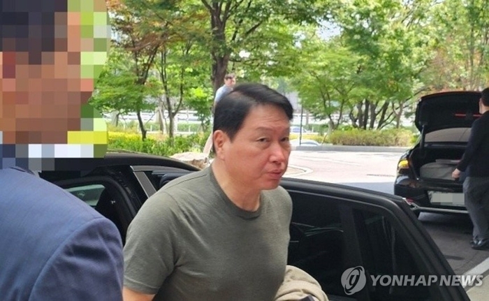 최태원 SK그룹 회장이 오는 25일(현지시간) 미국 워싱턴DC에서 열리는 한미 정상회담 경제사절단에 동행하기 위해 24일 강서구 서울김포비즈니스항공센터(SGBAC)를 통해 출국하고 있다.