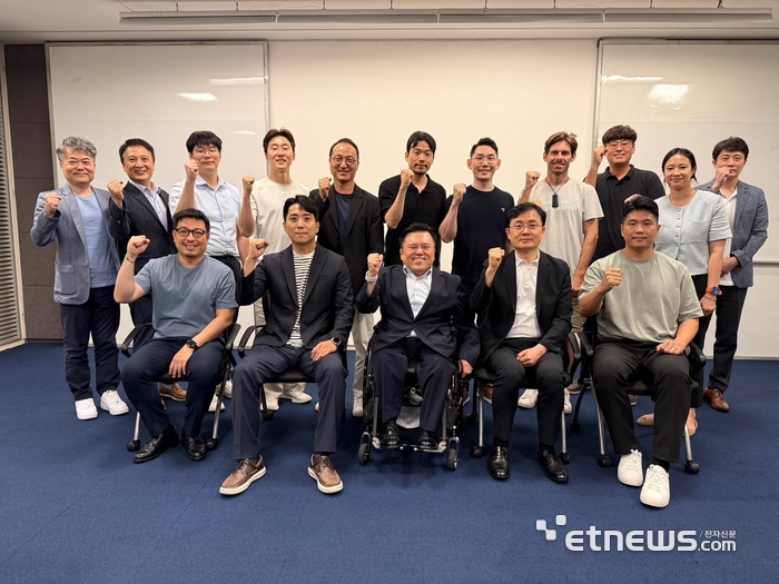 과기정통부가 지난 22일 서울 중구 대한상공회의소에서 개최한 'AI·디지털 비즈니스 파트너십' 상·하반기 참여기업 간담회에서 박태완 과기정통부 정보통신산업정책관(앞줄 세번째) 등 참가자들이 기념촬영했다.