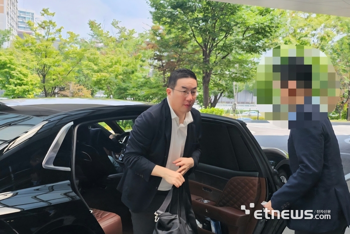 [포토] 방미사절단 동행 위해 출국하는 구광모 LG그룹 회장