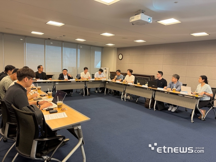 과기정통부가 지난 22일 서울 중구 대한상공회의소에서 개최한 'AI·디지털 비즈니스 파트너십'  참여기업 간담회에서 참가자들이 의견을 나누고 있다.