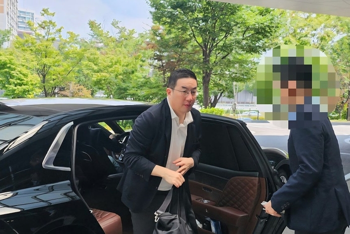 구광모 LG그룹 회장이 오는 25일(현지시간) 미국 워싱턴DC에서 열리는 한미 정상회담 경제사절단에 동행하기 위해 24일 강서구 서울김포비즈니스항공센터(SGBAC)를 통해 출국하고 있다.(사진=연합뉴스)