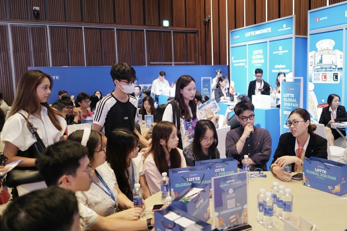 베트남 현지 롯데 직원과 행사에 참여한 취업준비생들이 직무 및 채용 관련 질의응답을 진행하고 있다.