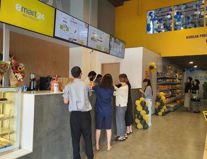 이마트24 인도 BHS점 내부 전경