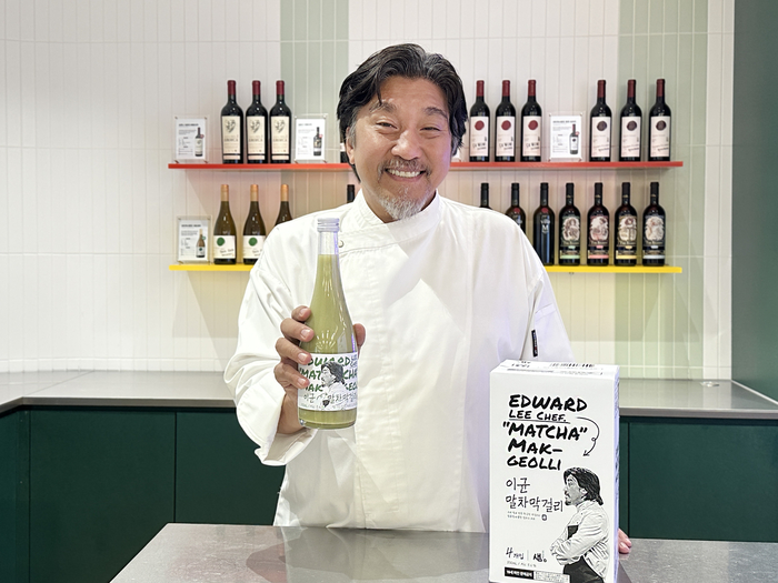 에드워드리 셰프가 GS25와 협업해 선보이는 '이균 말차 막걸리'를 홍보하고 있다.