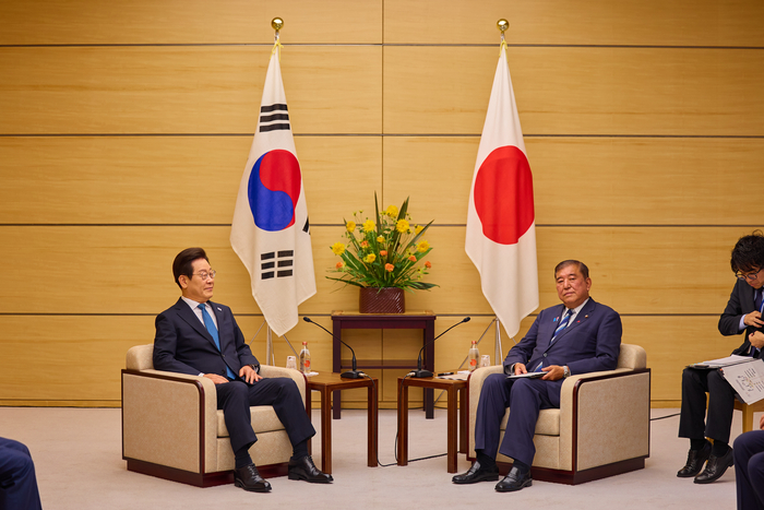 소인수회담 갖는 한일 정상     (도쿄=연합뉴스) 홍해인 기자 = 1박2일 일정으로 일본을 방문한 이재명 대통령이 23일 일본 도쿄 총리 관저에서 이시바 시게루 일본 총리와 한일 정상 소인수회담을 하고 있다. 2025.8.24 [공동취재]     hihong@yna.co.kr (끝)