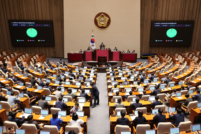 24일 국회 본회의에서 '노동조합 및 노동관계조정법 일부개정법률안(노란봉투법)'이 통과되고 있다. (사진=연합뉴스)