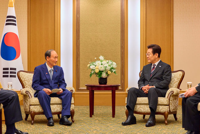 이재명 대통령, 일한의원연맹 의원단 접견     (도쿄=연합뉴스) 홍해인 기자 = 이재명 대통령이 24일 일본 도쿄의 한 호텔에서 일한의원연맹 회장인 스가 요시히데 전 일본 총리 등 의원단을 접견하고 있다. 2025.8.24 [공동취재]     hihong@yna.co.kr (끝)