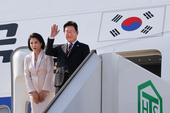 이재명 대통령 부부, 한미 정상회담 위해 미국으로 출발
     (도쿄=연합뉴스) 한상균 기자 = 한일 정상회담을 마친 이재명 대통령과 부인 김혜경 여사가 24일 일본 도쿄 하네다공항에서 도널드 트럼프 미국 대통령과의 한미 정상회담을 위해 워싱턴DC로 향하며 공군1호기에 올라 인사하고 있다. 2025.8.24  
     xyz@yna.co.kr
 (끝)