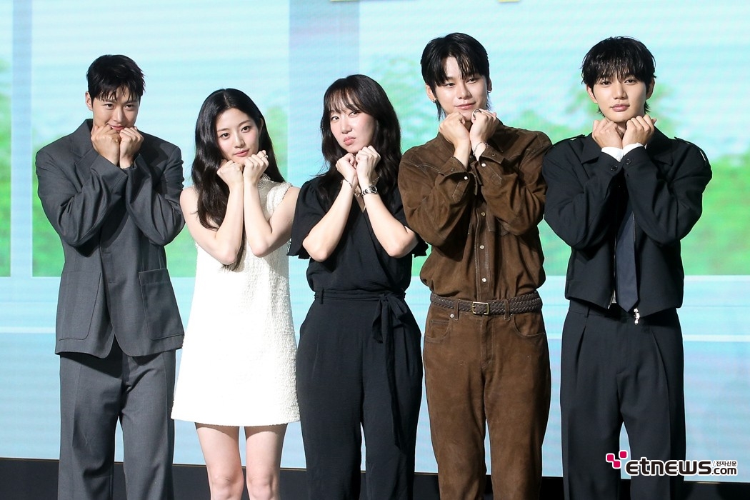 [ET포토] 고백의역사, '집단 애교'