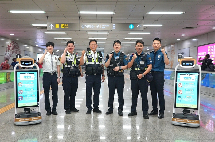 경찰이 자체 제작한 카드뉴스 콘텐츠를 브이디로보틱스의 광고·안내로봇 '케티봇과 푸두봇프로'를 통해 안내하고 약 10여 명 경찰 인력이 현장에서 시민과 직접 소통하며 계도 활동을 벌였다.