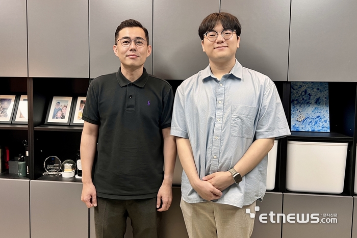 김현수 단국대 건축학부 교수(왼쪽)와 홍성국 박사과정생 모습.