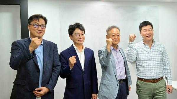 △사진 왼쪽부터 디윅스 안준형 대표, 클라비 안인구 대표, 대보DX 김상욱 대표, 시선AI 남운성 대표가 4자간 파트너십 체결후 기념촬영 하고 있는 모습(사진제공=디윅스).