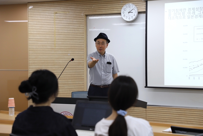 세종대 융합인재양성사업단의 전문가 특강 '일본의 장기침체가 우리 경제에 주는 시사점'에서 니혼대학 권혁욱 교수가 강연을 하고 있다.(사진=세종대)